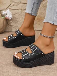 女式朋克风格黑色纯色户外凉鞋，时尚铆钉扣坡跟人字拖，夏季