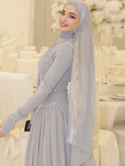 一件装女士闪亮亮片头巾披肩，配金色链条，闪亮围巾，适合派对、婚礼、节日及礼服穿着。