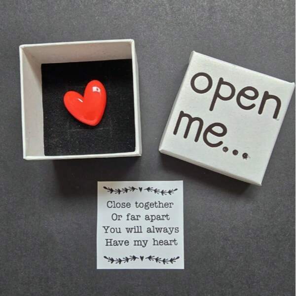 Mini "Open Me" Surprise Gift Box With Resin Hearts And "I Love You" Message Cards - Perfect For Birthdays, Anniversaries And Valentines