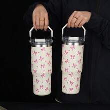 1个900毫升/33.44盎司心形蝴蝶结真空保温水瓶，大容量，带提手和吸管，双饮盖，适合旅行、户外、健身、学习、节日礼物 - 大米色蝴蝶結 - 查看 5