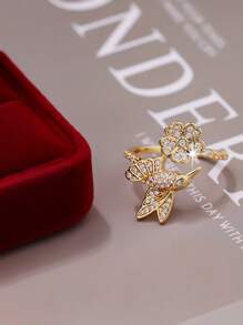1pc Cute Intricate Sparkling Bee Holding Flower Design Ring, Suitable For Women's Daily Wear And Mother's Day Commemorative Gift