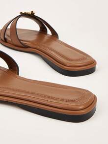 Cómodas sandalias planas de talla grande con puntera cuadrada y estilo romano cruzado en color marrón (el tamaño es grande) - Marrón - Ver 3