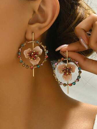 2 st. örhängen i bohemisk stil, handgjorda och vävda, orientaliska blommor i palatsstil, med färgglada kronblad, inklusive örhängen med konstpärlor, krysantemum och andra flerfärgade blommönster, lämpliga för kvinnors vardagskläder, festivaler och fester som presenter. Obs: På grund av handgjord natur kan produkten ha viss deformation under frakt. Justera manuellt om den mottagits deformerad.