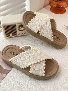 A Pair Of Summer Hot Kids' Non-Slip Slippers. The Upper Is Made Of Beige Woven Material With Delicate Texture, And The Edge Is Decorated With The Same Color Pompoms. The Sole Edge Is Brown, The Overall Style Is Sweet And Lovely, Suitable For 3-12 Years Old Girls Daily Leisure, Home Or Out Walking Wear.