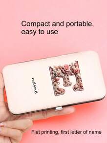 1 Set, Motivo personalizzabile a lettere, Kit per la cura delle unghie portatile professionale, Design a rose e lettere, Rifinitore per sopracciglia e viso, Attrezzi per la cura delle unghie in acciaio inossidabile, Con custodia in pelle di lusso, Adatto per uso domestico e da viaggio