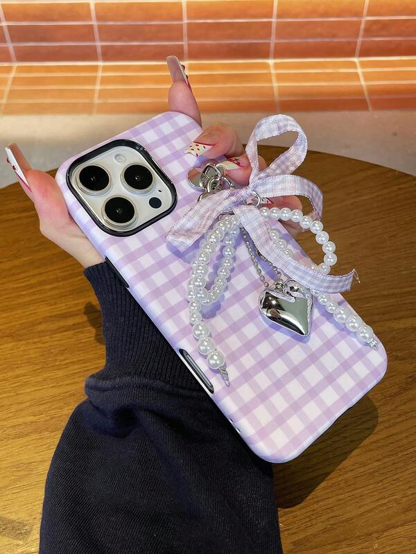 1 كبسولة قلب بفيونكة مع علاقة مزخرفة بحجر الراين الأزرق والشبكية ذات تصميم مطفأ متوافقة مع هاتف آيفون 16PROMAX/15Plus/14/13/12/11، غشاء مطفأ وغلاف واقي من الصدمات ذو فتحات تهوية خفيف الوزن وتصميم أنيق مناسب للرجال والنساء، هدية مثالية لنفسك وللصديقة وللأسرة