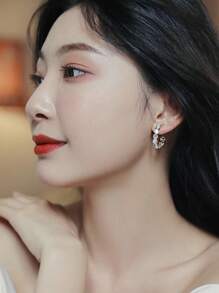 1 Pair Copper Alloy Cat Eye Stone C-Shape Hoop Earrings, Unique Design With Elegant Simplicity, Suitable For Women Who Pursue Distinctive And Quality Style, For Daily Commute, Casual Gathering, Formal Business Events, Romantic Dates To Enhance Overall Outfit And Facial Features