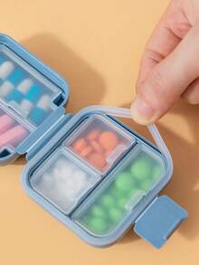 1/2个装便携式迷你药盒 - 密封防尘药品储存盒，适合户外、办公室、旅行，小型翻盖药盒，透明盖设计，双层密封旅行药盒，方便日常药物管理，可拆卸盖子方便清洁，尺寸小巧，类似耳机，便于携带，旅行必备，是送给家人、朋友和老师的理想礼物。