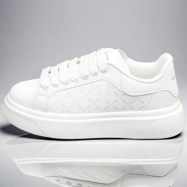 Exclusif pour les hommes aux pointures allant du 39 au 44 ! Baskets blanches à semelle épaisse, élégantes et polyvalentes, ouvrant une nouvelle dimension de style pour la chaussure masculine.