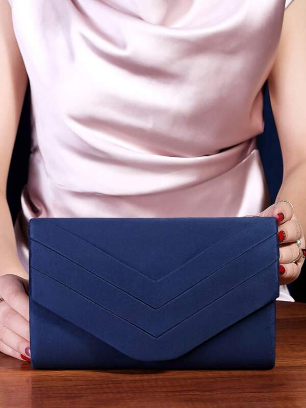 This Evening Clutch Has A Simple Envelope Design, Which Is Convenient To Open And Close. It Can Easily Accommodate Small Personal Items Such As A Phone, Lipstick, Cards, And Cash, Satisfying Basic Storage Needs. In Terms Of Usage Scenarios, The Light Pink Color Is Gentle And Elegant.