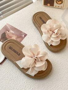 一双夏季热销儿童防滑拖鞋。鞋面饰有大朵浅米色花朵，造型逼真，立体感十足。鞋底为浅棕色，鞋垫印有“GOJO”字样。整体风格甜美可爱，适合3-12岁女童居家、散步等休闲场合穿着，更能增添童真童趣。