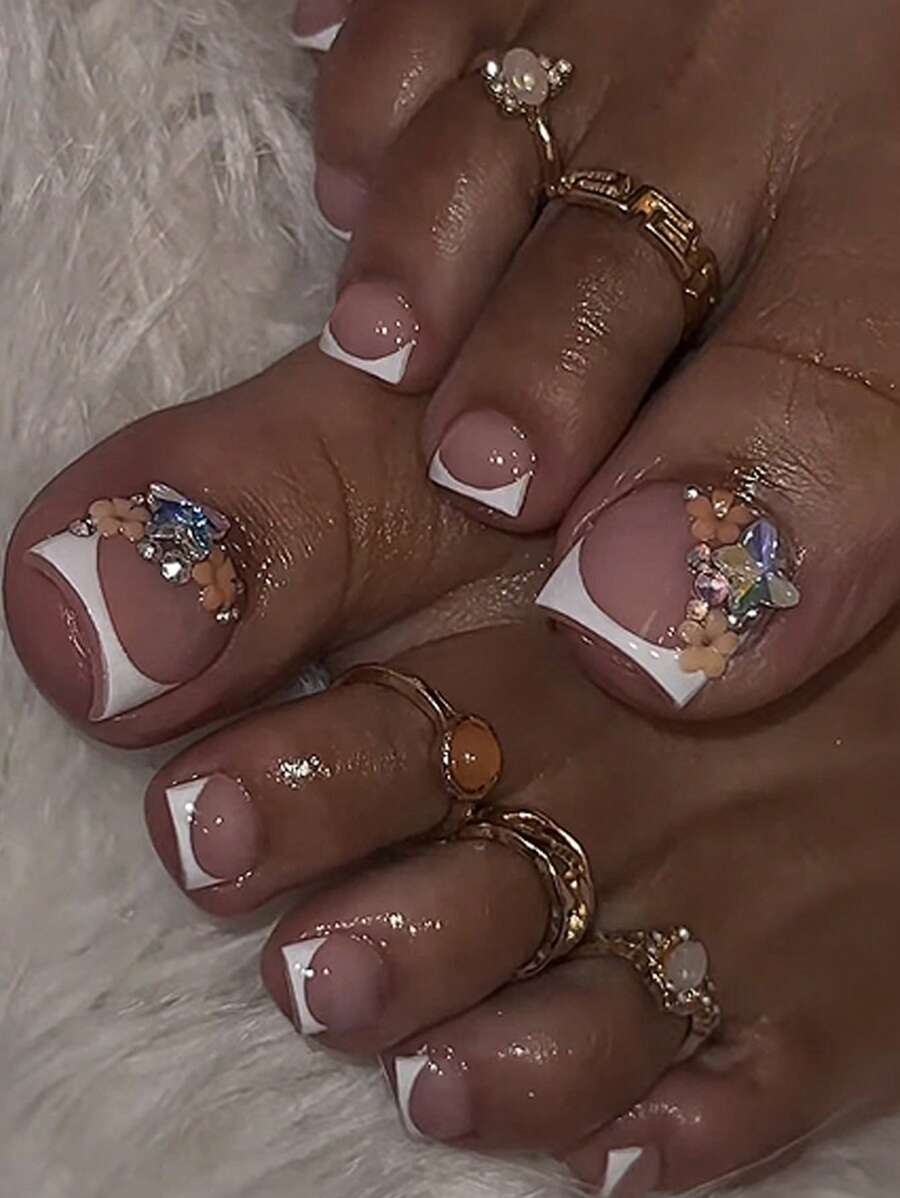 24 pezzi Unghie per i piedi bianche alla francese con fiori 3D, unghie per i piedi luccicanti con applicazione, unghie finte semplici, set per manicure che include 1 foglio di adesivi e 1 lima mini, perfetto per uso quotidiano