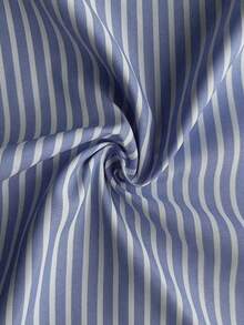 女士夏季休闲风格，时尚优雅，条纹翻领腰带和前开长裙适合毕业装。