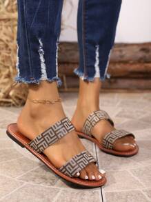 Sandale de damă la modă, cu design cu baretă dublă, talpă plată, stil casual, potrivite pentru vară, material textil bej. Designul cu baretă dublă și talpa plată oferă o experiență confortabilă la purtare. Modelul de pe sandale adaugă o notă modernă. Stilul general este casual și potrivit pentru mărimi plus, perfecte pentru ținutele de vară. Materialul textil bej face ca sandalele să fie confortabile, frumoase și simple, cu un stil casual la modă.