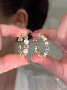 1 Pair Copper Alloy Cat Eye Stone C-Shape Hoop Earrings, Unique Design With Elegant Simplicity, Suitable For Women Who Pursue Distinctive And Quality Style, For Daily Commute, Casual Gathering, Formal Business Events, Romantic Dates To Enhance Overall Outfit And Facial Features