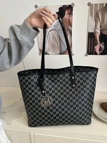 Sac à épaule et décontracté pour dames avec sac fourre-tout à grande capacité avec impression de lettre et pendentif. Convient pour le shopping, les portefeuilles, les jeunes femmes, les étudiants, les nouveaux arrivants et les employés de bureau. Ils conviennent parfaitement aux bureaux, aux universités, au travail, aux , aux déplacements, aux activités de plein air, aux voyages et aux sorties. - Noir - Voir 2