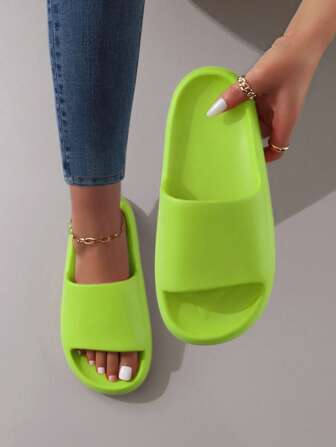 Tongs mode colorées simples à semelle épaisse antidérapantes pour hommes et femmes, convient à la maison, la plage et la salle de bain, toutes saisons