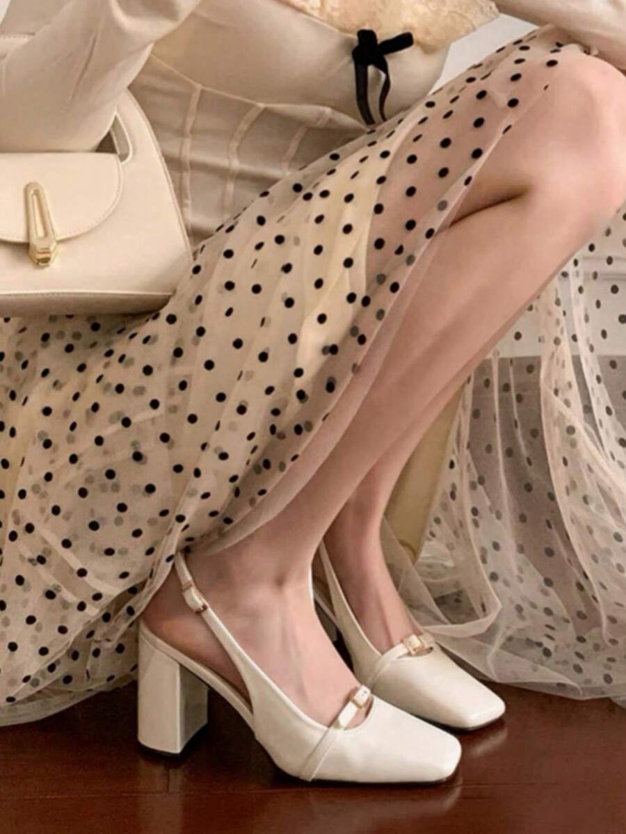 Giày cao gót Mary Jane màu bạc thanh lịch kiểu Pháp cổ điển Thu/Đông 2025, mũi vuông, quai ngang mắt cá chân, gót chunky, sang trọng, giày bít mũi nữ.