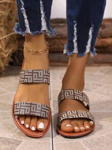 Sandale de damă la modă, cu design cu baretă dublă, talpă plată, stil casual, potrivite pentru vară, material textil bej. Designul cu baretă dublă și talpa plată oferă o experiență confortabilă la purtare. Modelul de pe sandale adaugă o notă modernă. Stilul general este casual și potrivit pentru mărimi plus, perfecte pentru ținutele de vară. Materialul textil bej face ca sandalele să fie confortabile, frumoase și simple, cu un stil casual la modă.