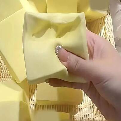 高品质逼真柔软黄油挤压玩具，慢回弹湿软质地，可爱奶酪新奇减压玩具，创意减压小工具，生日、圣诞节、毕业典礼、返校、派对礼物的桌面装饰