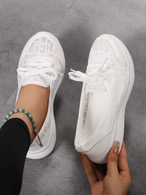 Nuevos tenis casuales de malla con estilo, zapatillas planas blancas de cordones para mujer, adecuadas para primavera/verano, versátiles zapatos de mujer de caña baja en tallas del 35 al 42