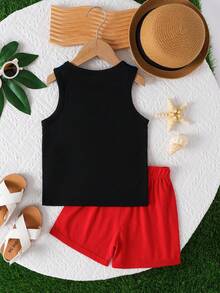 两件套夏季棕榈树印花圆领上衣和短裤套装，适合年轻男孩休闲、上学、运动穿着。