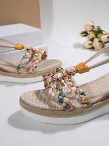 Sandales compensées d'été neuves pour femmes, avec fond épais. Décor de strass, style bohème tressé à bout rond ouvert. Confortable, légère, talon compensé, semelle corde. Parfait pour la plage et les vacances. Idéal comme cadeau.