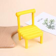 Support de téléphone de bureau Mini chaise petite Petit tabouret Personnage de dessin animé Paresse Démontable Base Ornement mignon, Convient pour divers supports de téléphone mobile et tabouret, Convient pour les cadeaux, la décoration de fête des vacances.