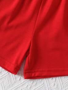 两件套夏季棕榈树印花圆领上衣和短裤套装，适合年轻男孩休闲、上学、运动穿着。