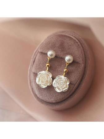 1 对复古风格白玫瑰花珍珠耳坠女款