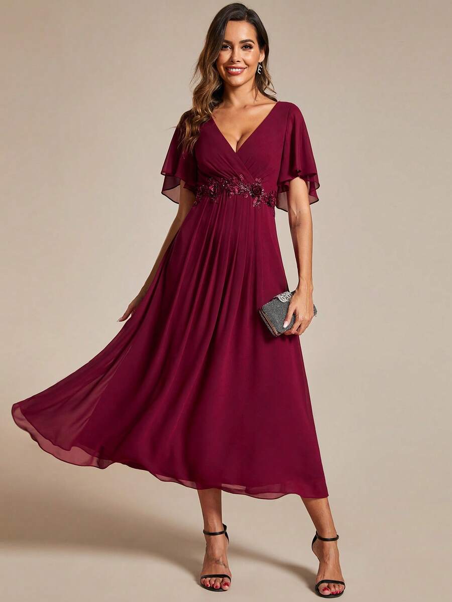 Đầm phù dâu bằng chiffon màu đỏ tía, cổ chữ V, tay bồng, thêu họa tiết thanh lịch, thích hợp cho khách dự đám cưới.
