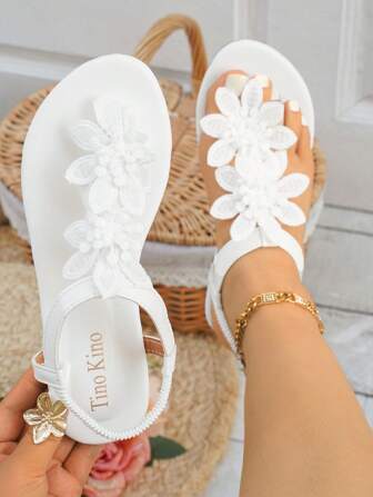 女士不对称花卉装饰平底凉鞋，轻便弹力套脚设计，优雅百搭，适合婚礼和休闲场合。