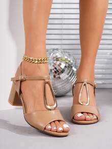 女士简约宽带踝带低跟粗跟凉鞋，休闲百搭的棕色PU皮鞋面搭配椭圆形金属扣，优雅时尚，适合搭配连衣裙，舒适轻便，是夏季新款高跟凉鞋，适合感恩节、万圣节、圣诞节等场合。 - 棕色 - 查看 2