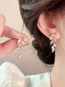 1 Coppia di Delicati Orecchini a Goccia di Perle Dorate per Donne, Orecchini a Perno Placcati in Oro 14K con Foglia di Zirconia Cubica d'Acqua Dolce alla Moda, Leggeri e Ipoallergenici, Regalo per Damigelle d'Onore, Ballo di Diploma, Matrimonio