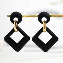 1 对时尚亚克力哑光彩色几何菱形吊坠耳环，适合女性日常佩戴