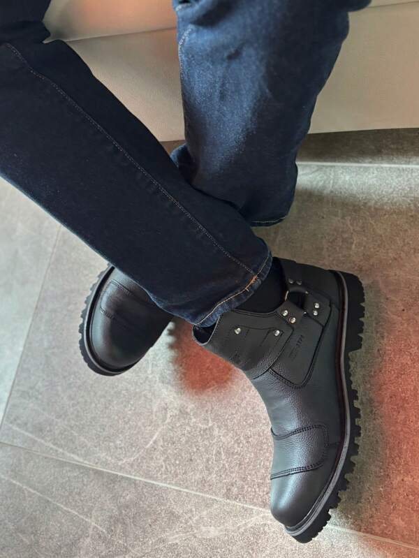 Bota de Caballero 100% confeccionado en piel en corte Vacuno de alta calidad, diseñado para ofrecer una durabilidad y comodidad para su uso, fabricado con una Suela Antiderrapante muy ligera y comoda, viene cosida al corte y garantiza una mayor resistencia evitando el desgaste prematuro. Es ideal para las actividades al aire libre con su estilo casual, su diseño se adapta a diferentes terrenos.