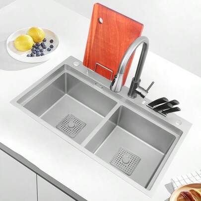 Functionele dubbele spoelbak van roestvrij staal, voldoet aan diverse afwasbehoeften in de keuken.