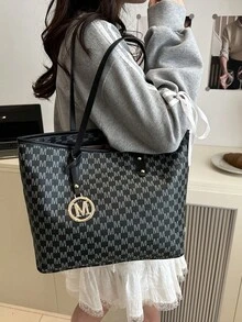 Sac à épaule et décontracté pour dames avec sac fourre-tout à grande capacité avec impression de lettre et pendentif. Convient pour le shopping, les portefeuilles, les jeunes femmes, les étudiants, les nouveaux arrivants et les employés de bureau. Ils conviennent parfaitement aux bureaux, aux universités, au travail, aux , aux déplacements, aux activités de plein air, aux voyages et aux sorties. - Noir - Voir 4