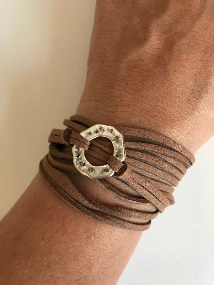 1 件锤纹金属圆形饰物波西米亚棕色绒面皮革缠绕手链，男女通用，适合日常佩戴，周年纪念礼物