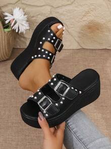 女式朋克风格黑色纯色户外凉鞋，时尚铆钉扣坡跟人字拖，夏季