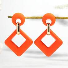 1 对时尚亚克力哑光彩色几何菱形吊坠耳环，适合女性日常佩戴