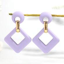1 对时尚亚克力哑光彩色几何菱形吊坠耳环，适合女性日常佩戴