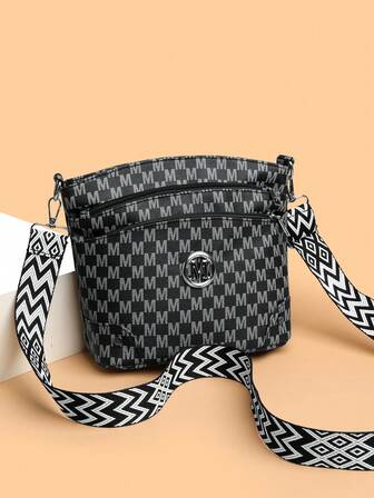 复古“M”字母女士斜挎包 - 搭配金色五金配件，适合通勤、旅行和购物