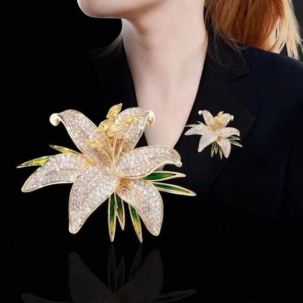 1 Stück vollständig mit Strass besetzter Lilien-Brosche, minimalistisch und praktisch multifunktional