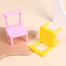 Support de téléphone de bureau Mini chaise petite Petit tabouret Personnage de dessin animé Paresse Démontable Base Ornement mignon, Convient pour divers supports de téléphone mobile et tabouret, Convient pour les cadeaux, la décoration de fête des vacances.