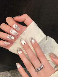 10 Stücke Schmetterling Glas Perlen Katzenauge weiß blinkend handgemachte Nägel zum Aufkleben, kurze ovale/mittellange Sarg Fake Nägel, Sommer Nägel Vollflächen Nageltips mit Gelee Kleber und Nagelfeile, DIY Nagelkunst Zubehör Musik Festival handgemachte Aufklebe Nägel - Weiss - Übersicht 20