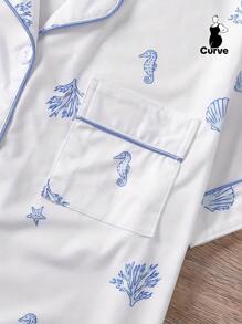Set de 2 piezas de pijama para mujer de talla grande con estampado de tema oceánico, que incluye camisa de manga corta con cuello y botones, y pantalones cortos de cintura elástica holgada, de uso diario, cómodo y elegante para fiestas y uso casual en casa.