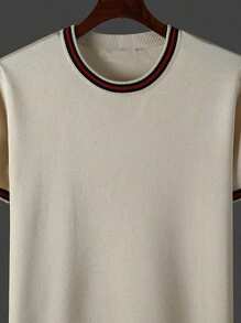 Maglietta a girocollo in maglia a maniche corte da uomo beige con bordi a righe rosse e nere sul colletto e sui polsini - in morbida maglia, comoda e di stile per l'uso quotidiano casual, le uscite del fine settimana e le occasioni casual-eleganti