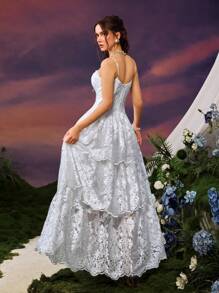 Abito romantico e fantasioso da sposa estivo con design a sottili spalline, impreziosito da fiocchi e orlo a strati - perfetto per vacanze estive, appuntamenti romantici e raduni serali