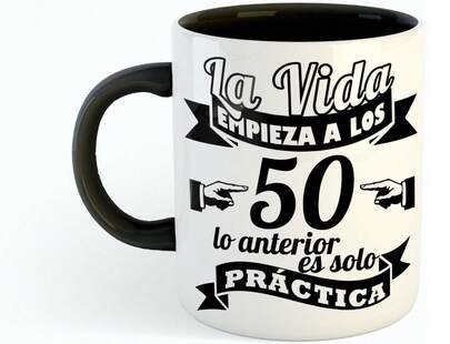 AKARURE Taza para 50 cumpleaños "La vida empieza a los 50, lo anterior es solo práctica" - Regalo original 50 años - Regalos para hombres 50 años - Regalos para mujer 50 años - Taza desayuno con frase  - Taza desayuno regalo original- ✅ Entrega 24 - 48 h desde España
